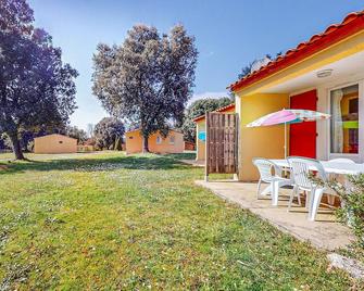 Gorgeous Home In Saint-Savinien With Jacuzzi - Saint-Savinien - Patio