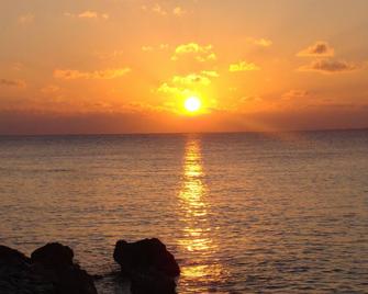 2-bdrm Tropical Beach Paradise w/Pool, sandy beach, cabana, wifi & more! - Cayman Brac - Piscina