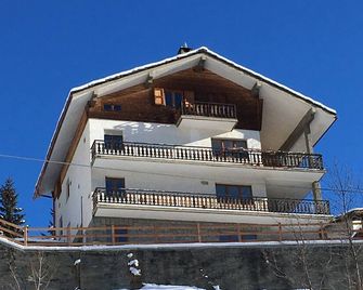 Contemporary apartment with wood burning stove and private terrace with mountain views - Valtournenche - Building