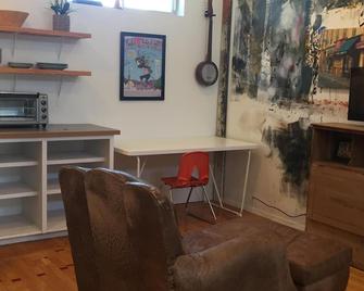 Downtown Art Studio Apartment - Lockhart - Living room