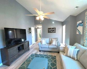 The Best Getaway Friends & Family Hangout!!! - Jacksonville - Living room