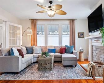 Roberson House: Walk to Downtown, Pool, Games, Sleeps 12 - Washington