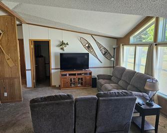 Quiet 3bed 2bath house. Large parking area. Great location. quiet neighborhood - Bemidji - Living room