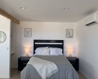 Newly renovated studio with farm and mountain view’s! 5 minutes to Jacksonville. - Medford - Habitación