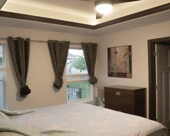 Brand new house and new location for your trip - Cedar Rapids - Bedroom