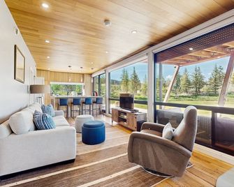 Tree Farm Sanctuary - Basalt - Living room