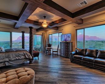 5 Star Sleeps 22 6 Bed 6 Bath 6,000 Sq Ft Modern Superstition Mnt Estate - Apache Junction - Living room
