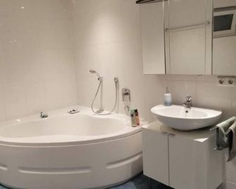 Appartement Borger - Sauerlach - Bathroom