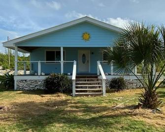 Kewl Breez, Gorgeous Villa, 2 bed, 2 bath, James Cistern, water front - Governor’s Harbour - Building