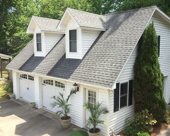 5-Star Comfort - Walk to Marina, Restaurants, Water Front Park, Boater Friendly! - Belhaven - Building