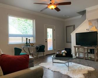 Group Retreat Modern Family Friendly 3 Bed 3 Bath 30 Mins From Lake Tahoe - Carson City - Living room