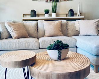 Self Chk-In 10mins to Ft Cavazos - Killeen - Living room