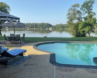 Secluded Waterfront Retreat 2 bed 1 1/2 baths private guest house w Pool & Beach - White Marsh - Piscina