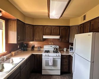 Bandit's Hideout! Cowboy Comfort in Historic Tombstone - Tombstone - Kitchen