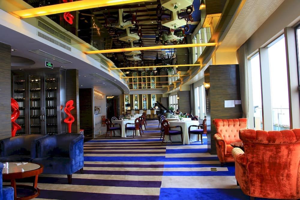 تشوهاى تشارمينج هوليداي هوتل