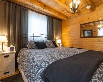 Romantic and Very Secluded Cozy Creekside Cabin with a Relaxing Hot Tub. - Ferryville - Bedroom
