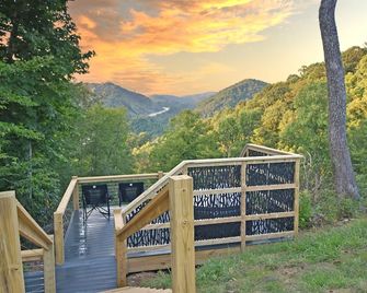 Lux Mtn Home w/Dog Spa & Hot Tub Near Asheville - Mars Hill - Balcón