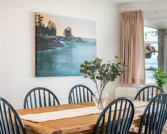 Beachfront | Sandy Shore, Near Mt. Washington - Campbell River - Dining room