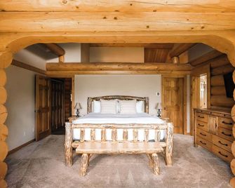 Ski Hike Relax - Log Cabin with Views - Hot tub - Silverthorne - Bedroom