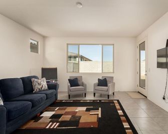 2br Litchfield Park Retreat Near Golf & Trails - Litchfield Park - Living room