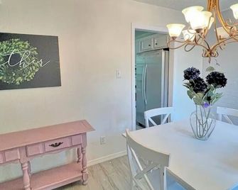 Spacious 3-Bedroom Home, Minutes from AT&T Stadium - Arlington - Dining room