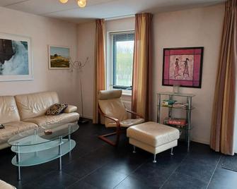 Thatched-roof luxury villa with a sauna and solarium close to the beach - Julianadorp - Wohnzimmer
