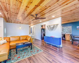 Renovated Franklin Home w/ Mountain-View Deck! - Franklin - Huiskamer