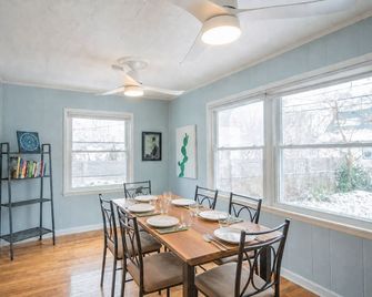 Peaceful Pretty Art and Cinema Reclining Couches - Ferndale - Dining room