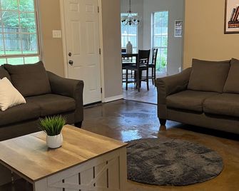Cozy 3 Bedroom House Pets Welcome Large Yard Conway - Conway - Living room