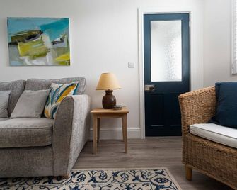 Number Three - stylish 2 bed cottage with sea views in Mousehole, pet free - Mousehole - Living room