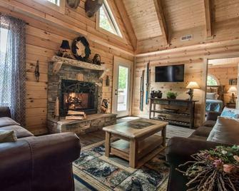 Close to Big Cedar Lodge, 12 min to Branson Strip, Hot Tub, WIFI - Ridgedale - Sala de estar