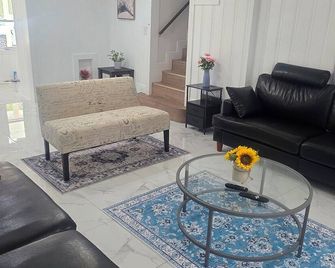 Modern 5BR Live Oak Haven – Minutes from Suwannee Music Park & Springs! - Live Oak - Living room