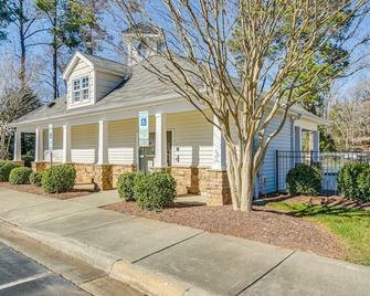 Roomy Morrisville Townhome w/ Community Pool! - Morrisville - Building