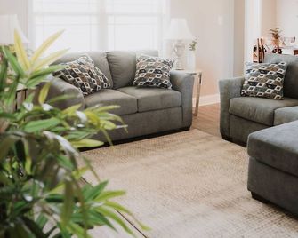 Comfy 4 Bd/2 Ba Mid-Term Housing ..Pet-Friendly.. - Perry - Wohnzimmer