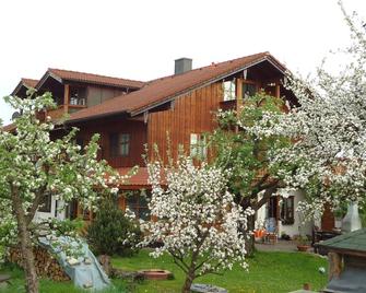 Vacation apartment Wingen, 45sqm, 1 sep. Bedroom, south and east-facing balcony in the Wiechs district - Bad Feilnbach - Gebäude