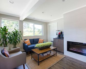 Days Inn by Wyndham Monterey-Fisherman's Wharf Aquarium - מונטריי - סלון