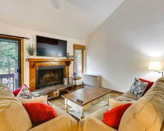 North Conway Condo Less Than 3 Mi to Slopes and Echo Lake - North Conway - Living room
