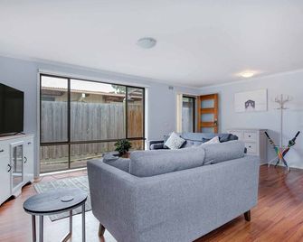 Cute Beach Cottage - Rosebud - Living room