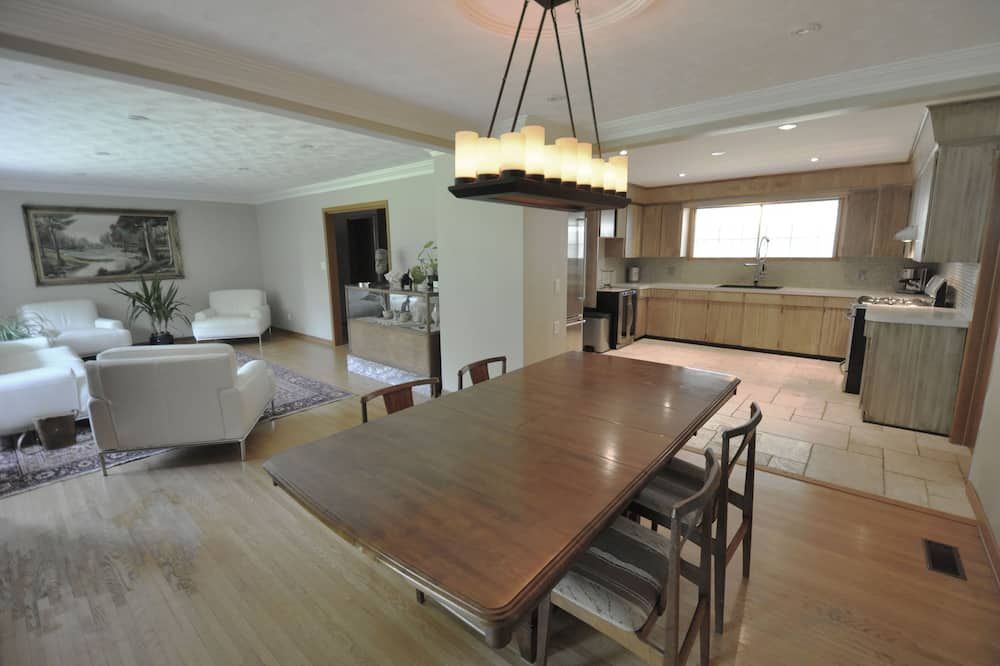 Dining room view of Niagara Acres, home away from home situated in the heart of Niagara wine country