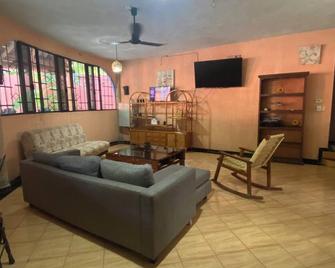 Beach Villa Sunny House, Family Friendly, Pet Friendly, Spacious, Clean, Safe - San José Ixtapa - Living room