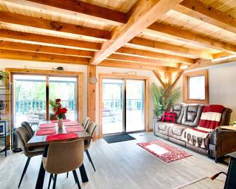 Riverfront Oasis on 55 Pvt Acres with Wifi , Sauna and Hot Tub - Burk's Falls - Dining room