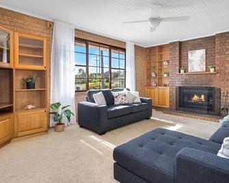 The Callala Hideaway - Callala Beach - Living room