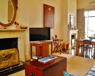 Fire Station Inn - Adelaide - Living room