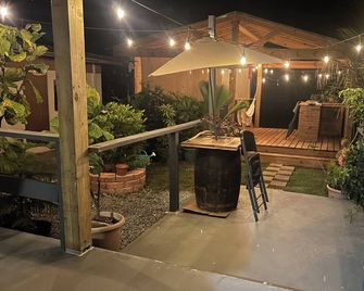 Imagined Future Guest House - River and beach side house - Añasco - Patio