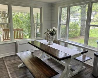 Nestled inside the Great Smoky Mountains National Park - Cherokee - Dining room