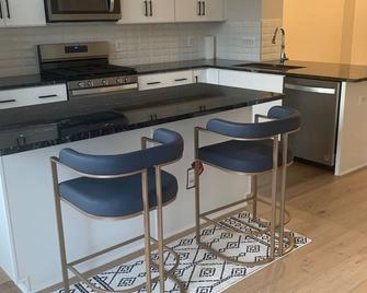 Relax in an upscale modern new town house. 10 minutes from Dulles Int'l Airport. - Ashburn - Kitchen