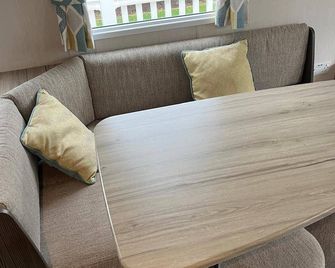 Caravan- Sleeps 6 2 Bedrooms - Thurston Manor - Данбар - Їдальня