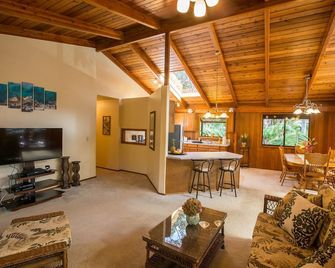 Hale Mauna Loa Upper Level with shared Hot Tub - Volcano