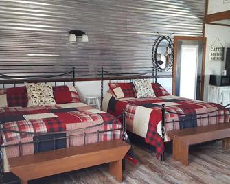Secluded Group Cabin on Fun Ranch near Gonzales, Texas - Gonzales - Bedroom