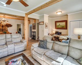 Walk to River: Oacoma Home w/ Dog-friendly Yard! - Oacoma - Living room